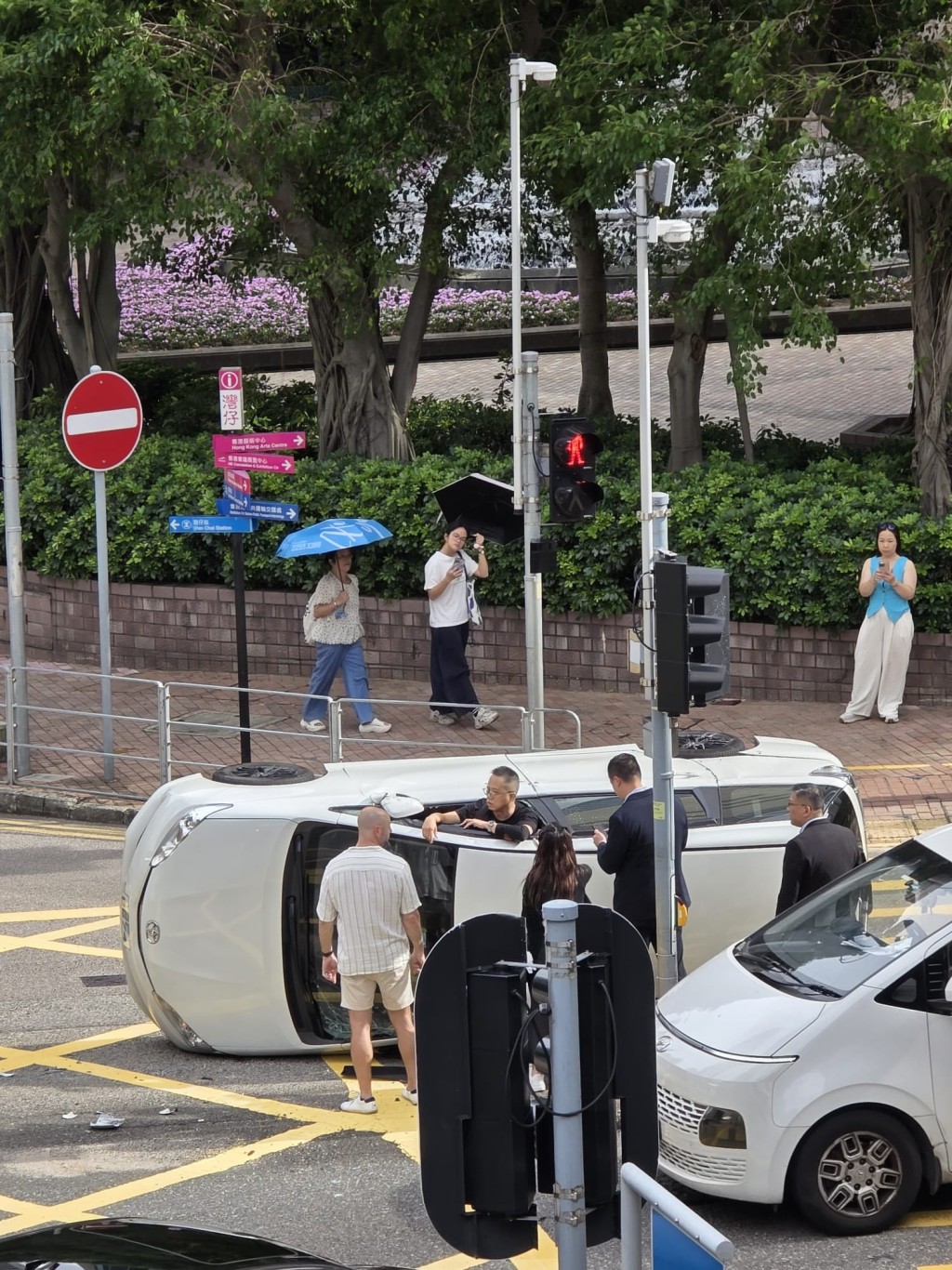 七人車司機事後站在車廂內待救。網上圖片 七人車司機事後站在車廂內待救。網上圖片