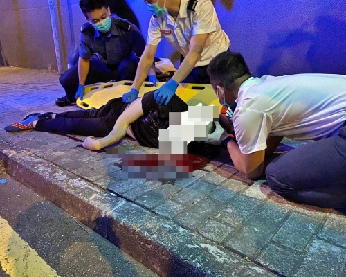 男子倒臥血泊。網上圖片