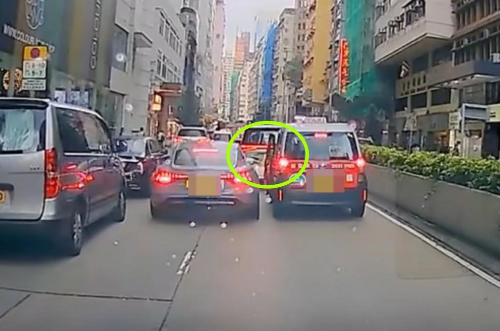 Audi司機突然從右邊車窗伸出手,拉開的士左後方乘客車門。 Audi司機突然從右邊車窗伸出手,拉開的士左後方乘客車門。