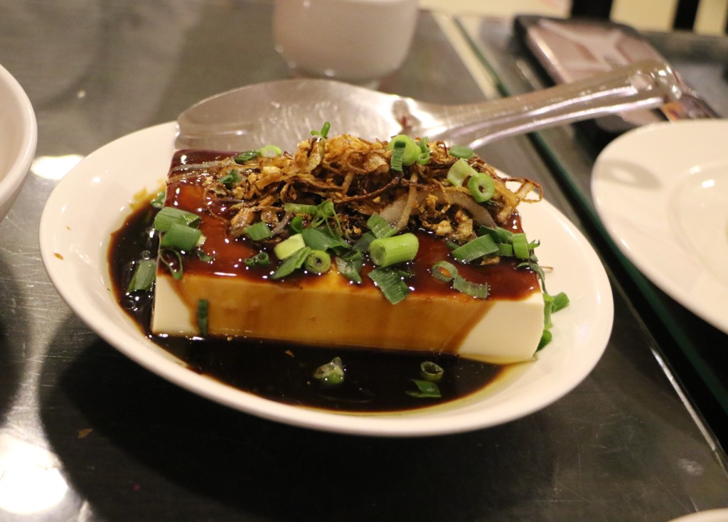 薑蔥雞煲和醬油豆腐令人勾起熟悉的香港味道。