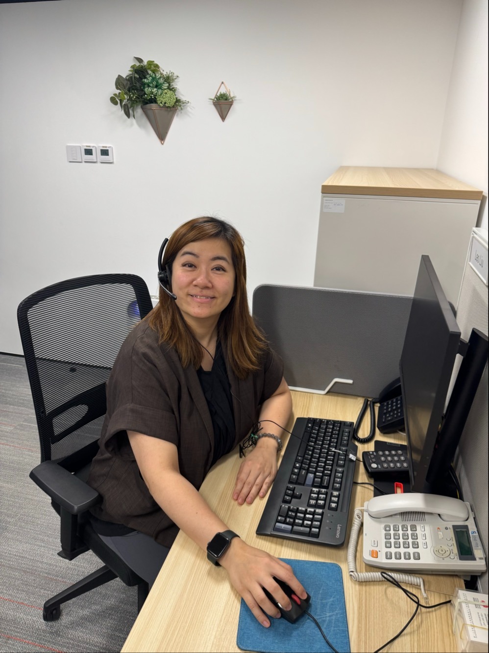 旅發局旅客服務副經理潘恩琪(Carianne)加入旅發局約五年,主要負責處理旅客的求助與意見反饋,在後勤崗位上為旅客提供支援。 旅發局旅客服務副經理潘恩琪(Carianne)加入旅發局約五年,主要負責處理旅客的求助與意見反饋,在後勤崗位上為旅客提供支援。