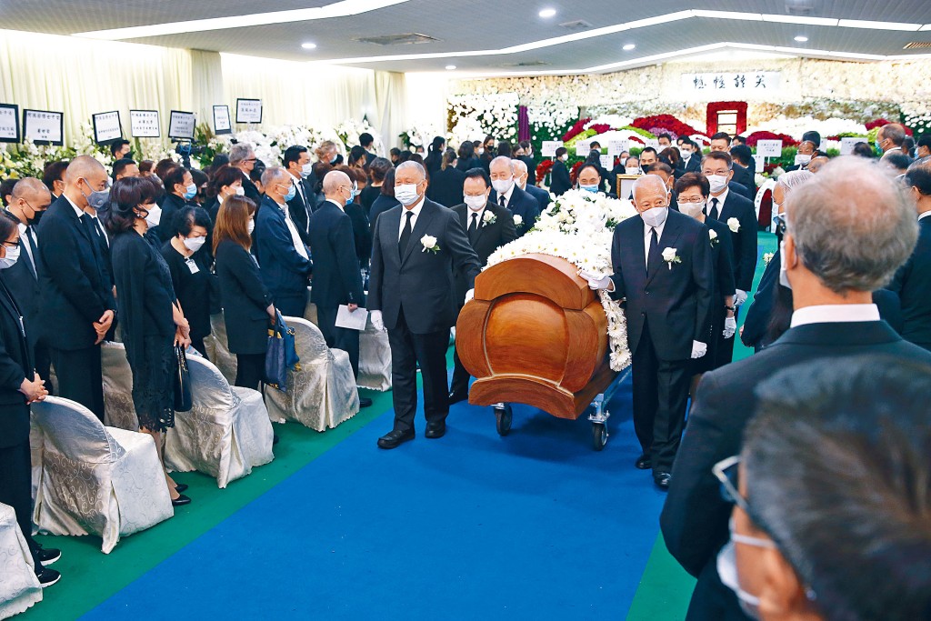 ■賭王何鴻燊舉殯，全國政協副主席董建華、全國政協副主席何厚鏵、特首林鄭月娥、中聯辦副主任譚鐵牛、澳門經濟財政司司長李偉農、東亞銀行主席李國寶、前港交所主席李業廣及合和主席胡應湘扶靈。