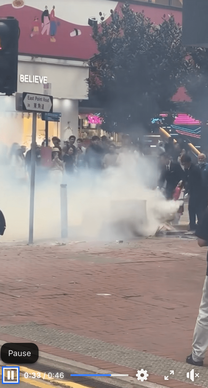 火警發生後，有身穿西裝的疑似Sogo職員第一時間手持滅火筒衝向火場灌救。fb「車cam L（香港群組）」