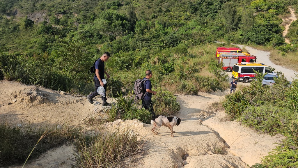 警方派出氣味鑑別搜索犬。徐裕民攝