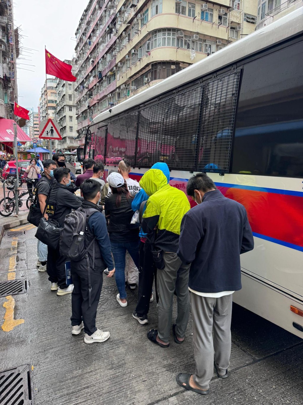 所有被捕人正被扣查。警方圖片 所有被捕人正被扣查。警方圖片