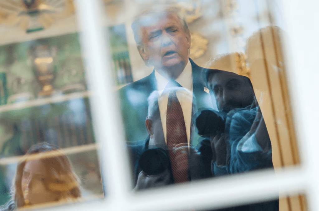 特朗普於當地時間16日在白宮受訪時表示，美國與伊朗的下一輪會談最快將於本週末舉行。路透社