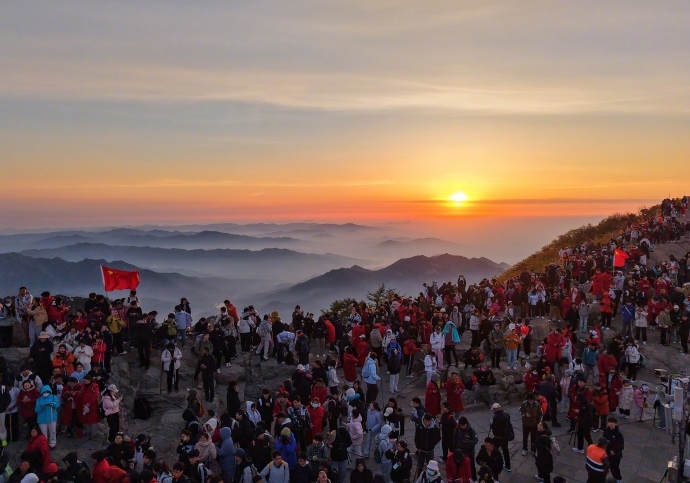 “五一”黄金周泰山挤爆，两万人争睹日出与国旗同框。 泰山日报