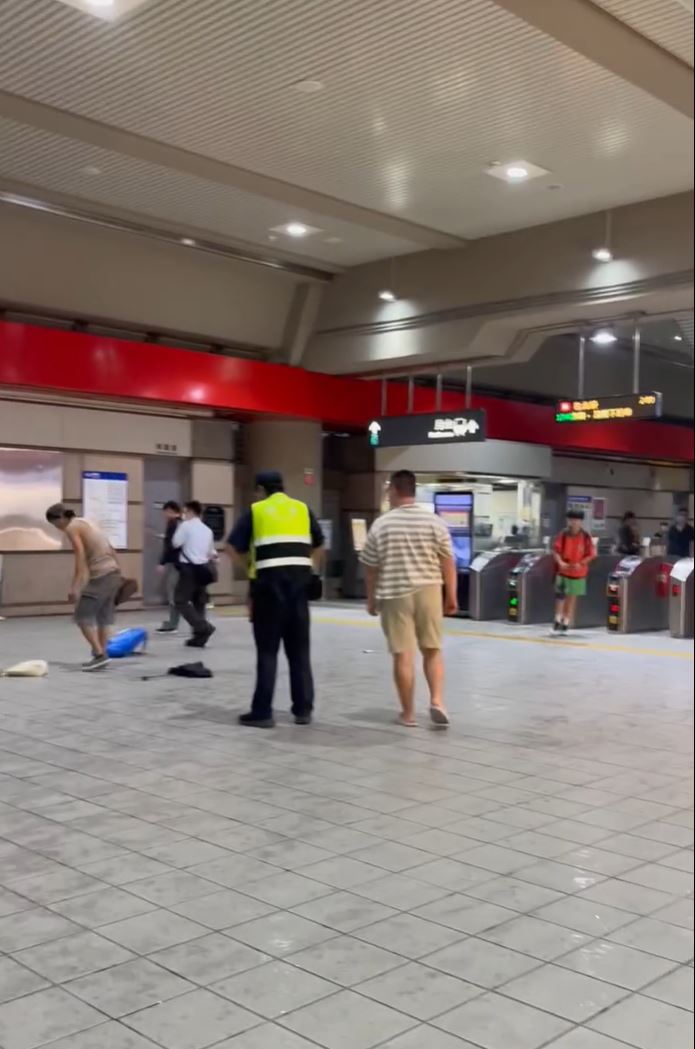 香港男遊客在台灣士林被兩名男子圍毆至短褲險脫落。Threads