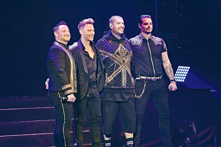 Boyzone以黑色加金色闪片的战衣登场，并唱出多首经典歌曲，乐迷亦跟着大合唱。