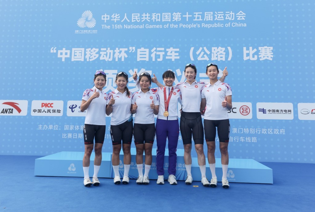 全運會.「小女車神」李思穎(左四)指全隊發揮完美。 全運會.「小女車神」李思穎(左四)指全隊發揮完美。