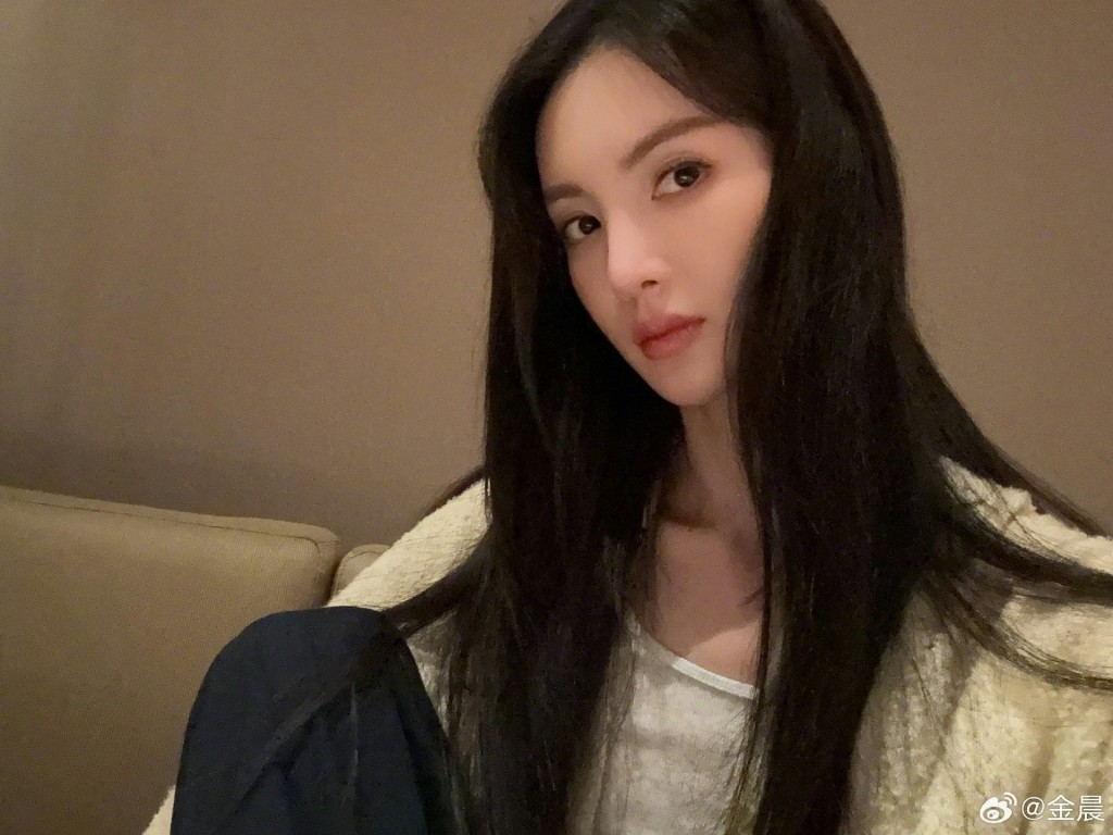 內地女星金晨肇事逃逸被指不溝成犯罪罰款1500元人民幣，惹來網民質疑。微博
