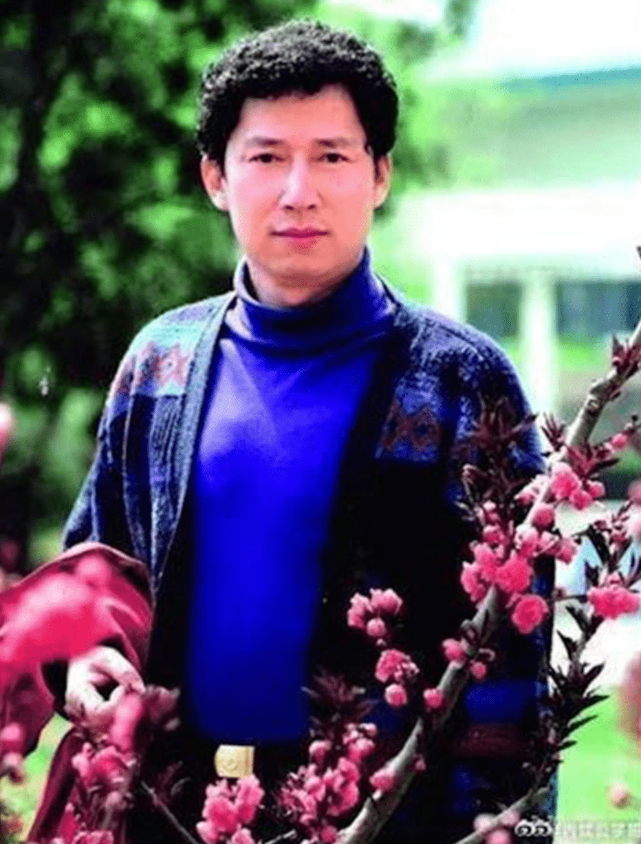 李春平憑俊朗外貌結識一名比他年長39歲的荷里活女星，女方據稱因他酷似初戀情人而深受吸引，兩人共同生活13年。微博