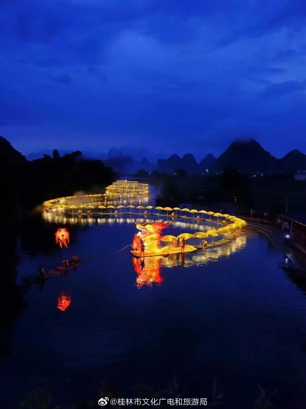 桂林遇龙河巨龙巡游。