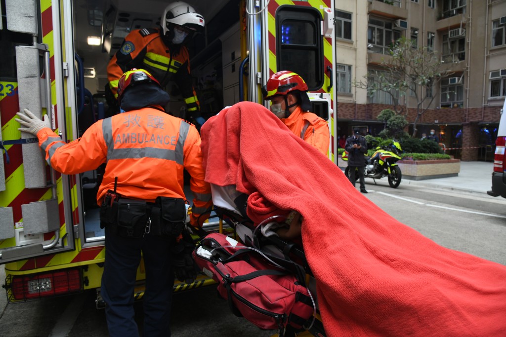 伤者由救护员送院治理。