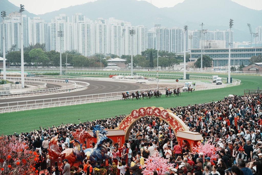 農曆新年賽馬日，第一場賽事開跑。