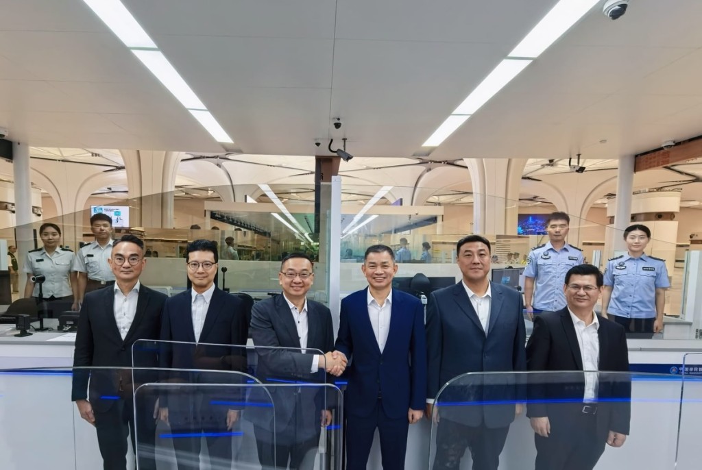 郭俊峯亦在深港分界線與深圳出入境邊防檢查總站總站長徐曉偉會面。入境處FB 郭俊峯亦在深港分界線與深圳出入境邊防檢查總站總站長徐曉偉會面。入境處FB