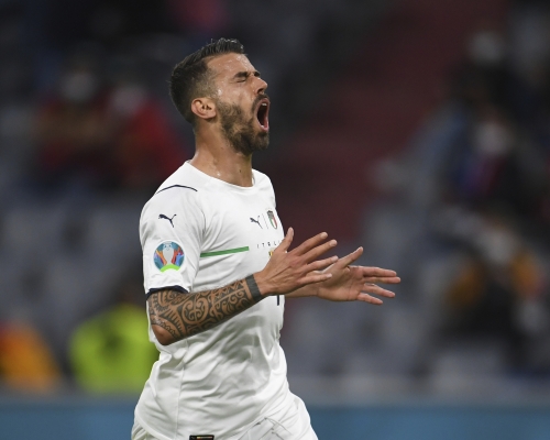 史宾亚苏拿勇战受伤。 AP