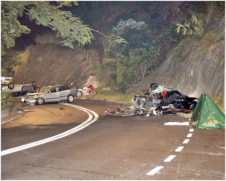 新娘潭路昨晚發生4車相撞意外，釀成2死5傷。