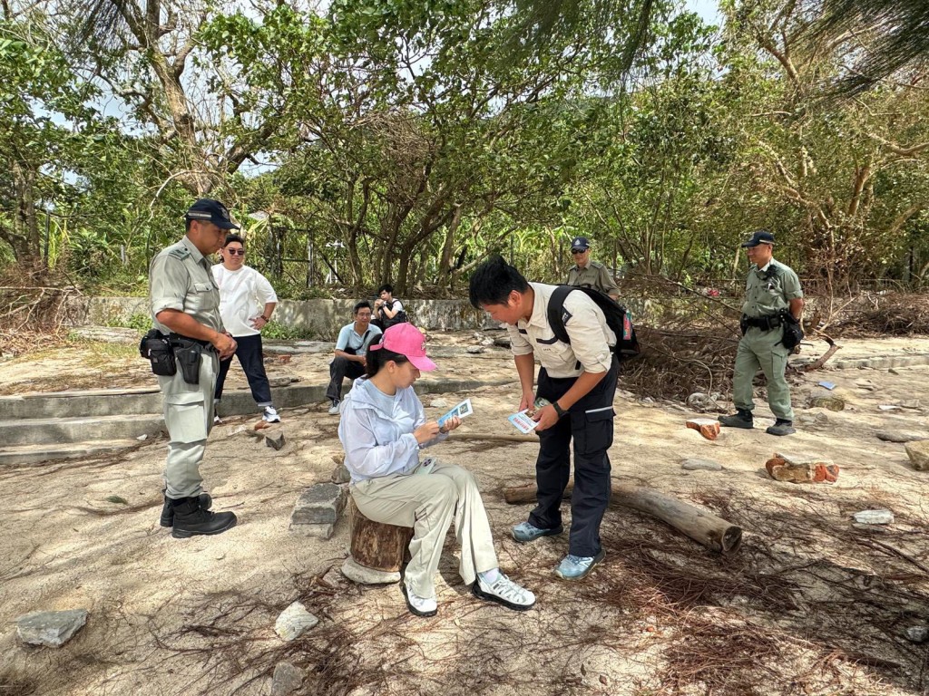 漁護署其後亦派員上島呼籲遊人,提醒要「Protect the 珊瑚」。漁護署FB圖片 漁護署其後亦派員上島呼籲遊人,提醒要「Protect the 珊瑚」。漁護署FB圖片