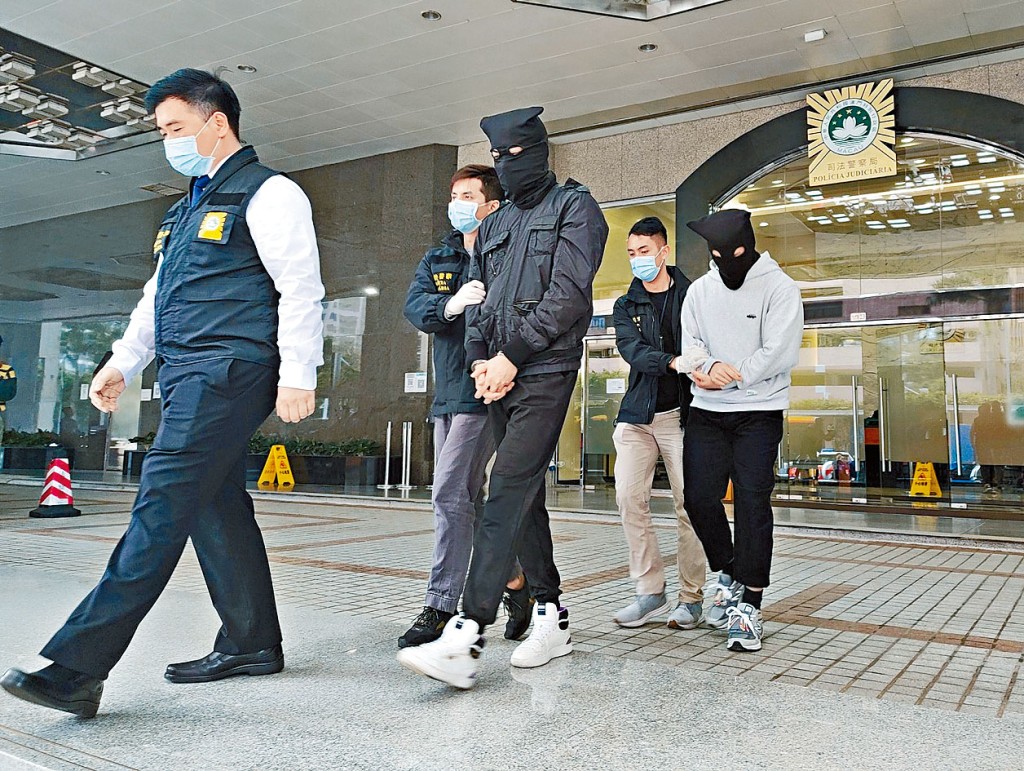 司警拘捕兩名涉嫌男子。