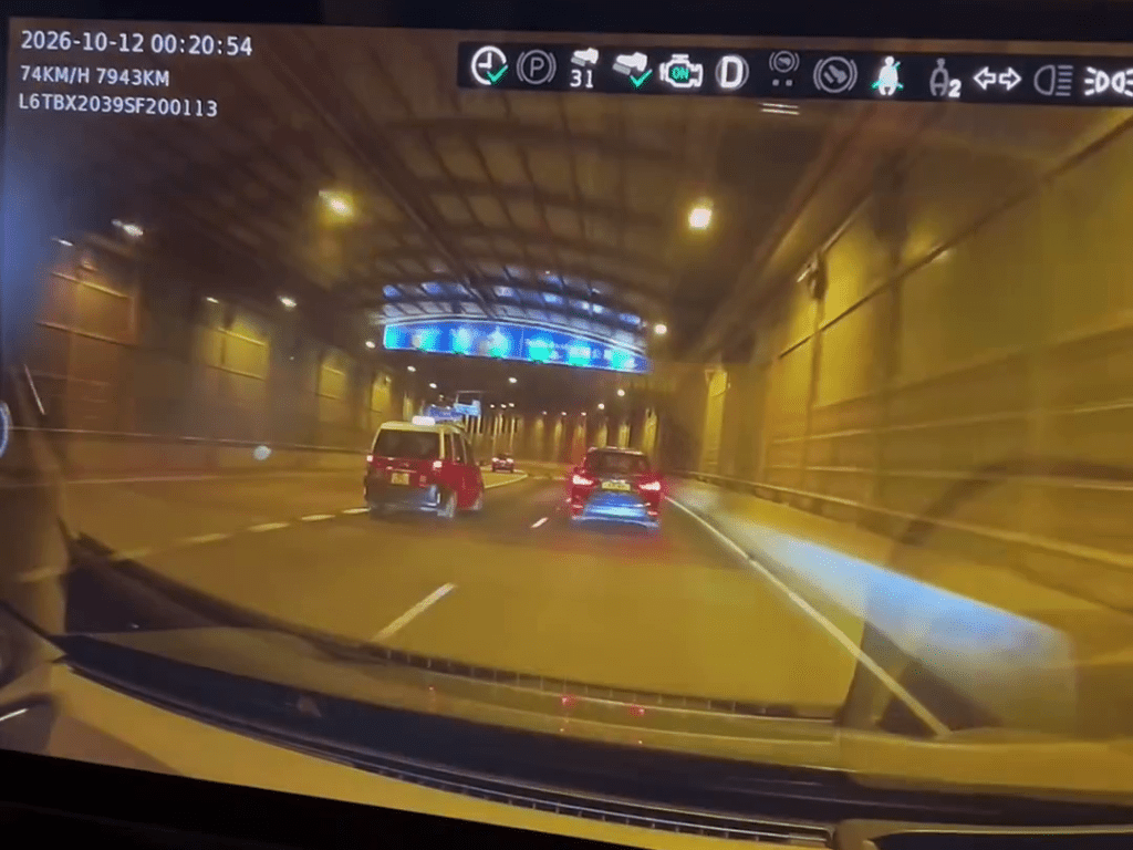 現場為沙田青沙公路。FB:KaHei Pak@車cam L(香港群組) 現場為沙田青沙公路。FB:KaHei Pak@車cam L(香港群組)
