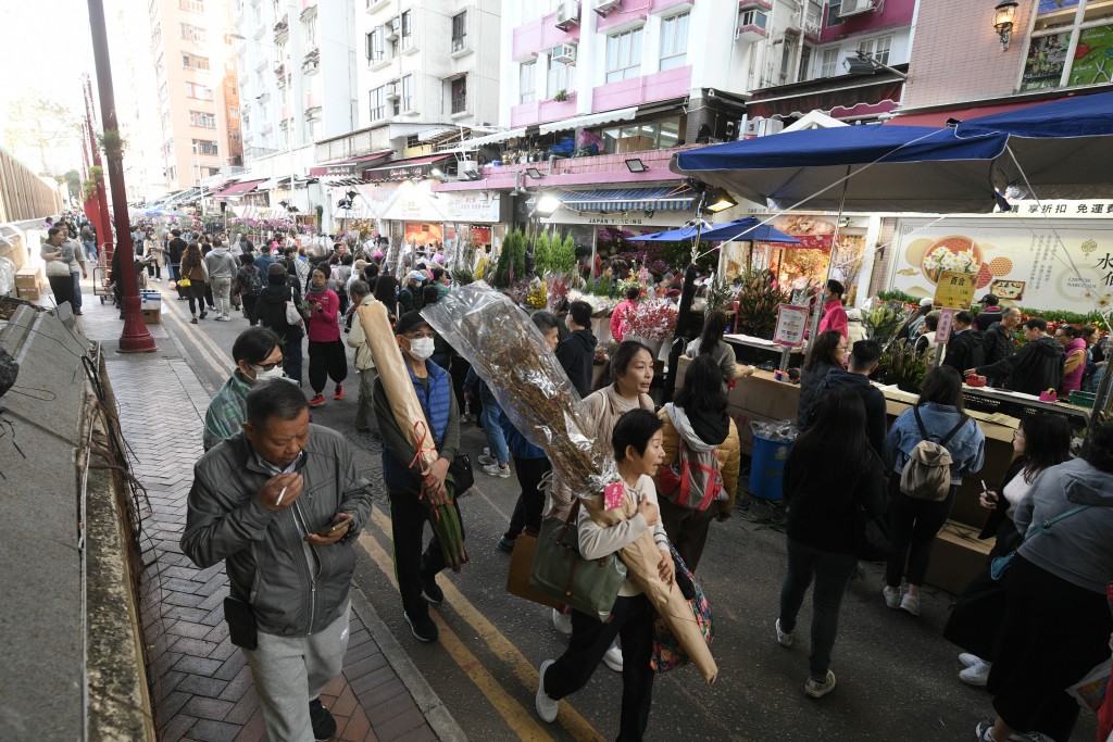 逛花墟的市民满载而归。陈浩元摄