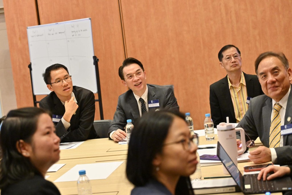 律政司邀請香港律師會及香港中律協的法律業界同仁共同探討法律科技和人工智能為法律界帶來的機遇及挑戰。張國鈞fb 律政司邀請香港律師會及香港中律協的法律業界同仁共同探討法律科技和人工智能為法律界帶來的機遇及挑戰。張國鈞fb
