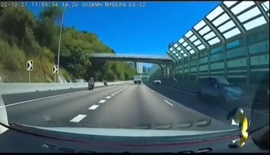 車cam顯示一輛私家車在屯門公路逆線行駛，尾隨有警車追截。(交通意外求片區 Steve Yeung 影片截圖)