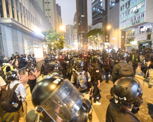 大批警員到場增援