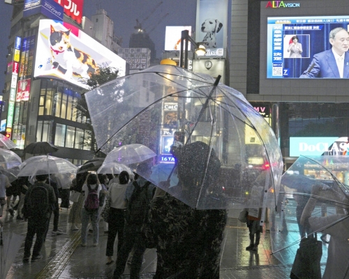 東京新景點3D貓及聖火台等地仍可看到大批民眾爭相拍照。AP資料圖片