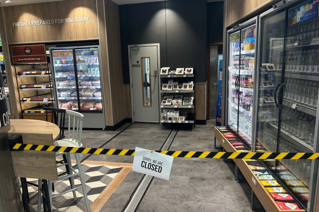 格域機場停水，店舖停業。美聯社