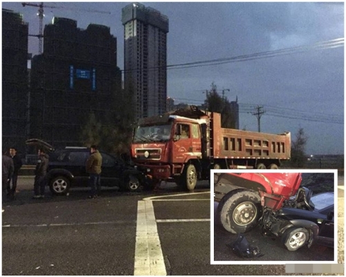 車頭撞至嚴重凹陷。網圖