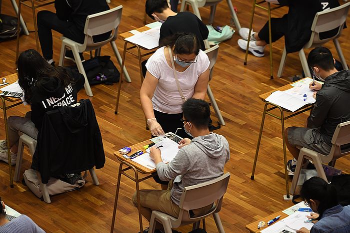 本年的中學文憑試英文科因為疫情影響，取消了卷四說話能力考核，變相提升了其餘三份筆試的成績比重。