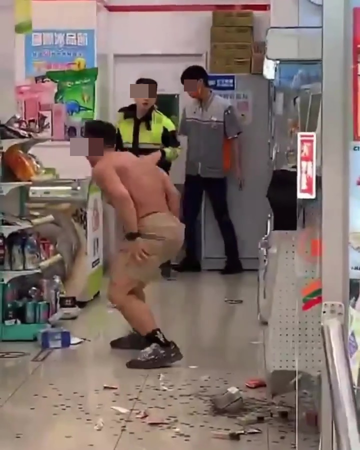 台灣一名筋肉男因為在便利店內怪叫發爛渣而一夜爆紅。網上截圖