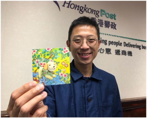 李振宇展示狗年絲綢小型張。