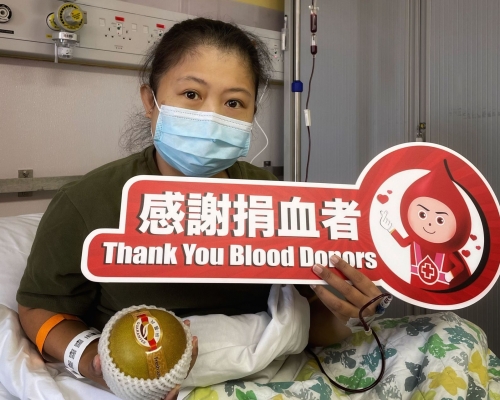 重型地貧患者馮斯燕到醫院接受輸血治療，感激恆常捐血的熱心人士。政府新聞處圖片