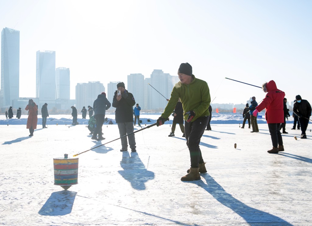 東北人已開始冰上運動。