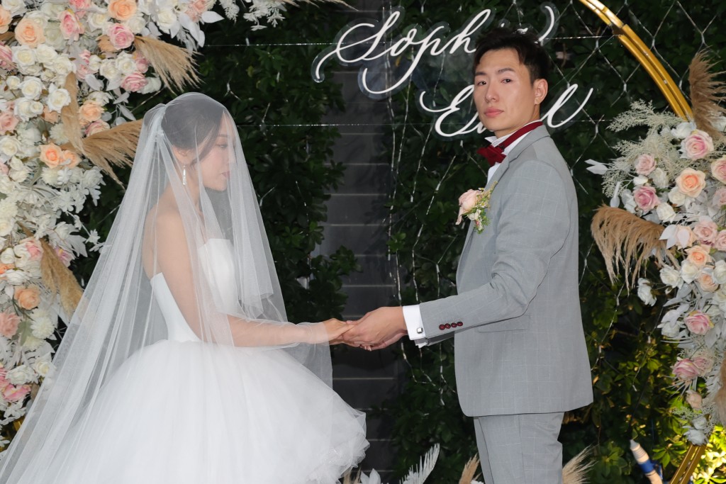 招浩明與圈外女友鄭紫筠今日在中環舉行婚禮。