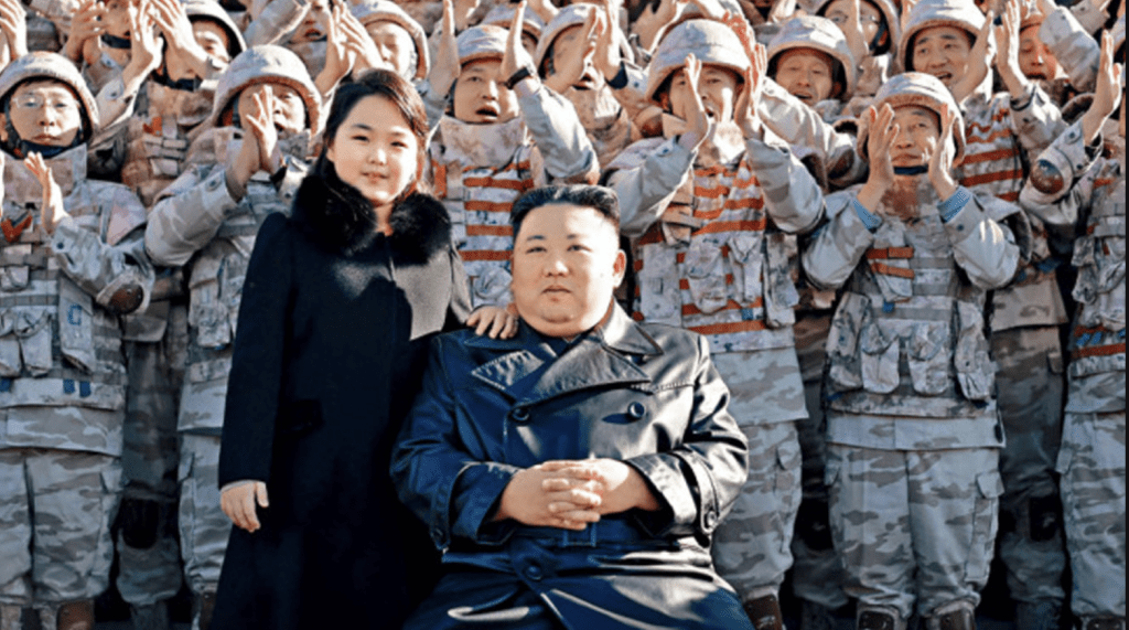 金正恩2022年11月首次與女兒金主愛一同亮相,北韓官媒對她的稱呼從原本「親愛的千金」改為「尊貴的千金」。 金正恩2022年11月首次與女兒金主愛一同亮相,北韓官媒對她的稱呼從原本「親愛的千金」改為「尊貴的千金」。