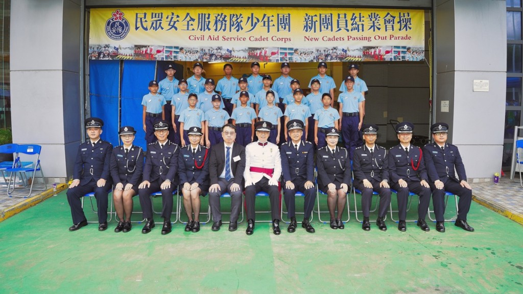 消防處副處長(行動)黃鎮業(第一排中)與新團員合照。政府新聞處圖片