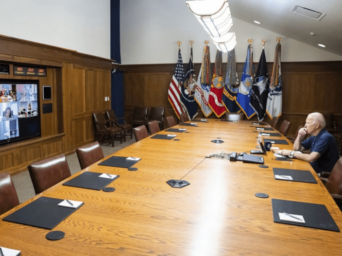 拜登在大衞营渡假,没有返回白宫,只就阿富汗局势举行视频会议 。 拜登在大衞营渡假,没有返回白宫,只就阿富汗局势举行视频会议 。