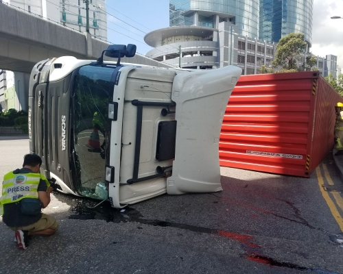 貨櫃車翻側。