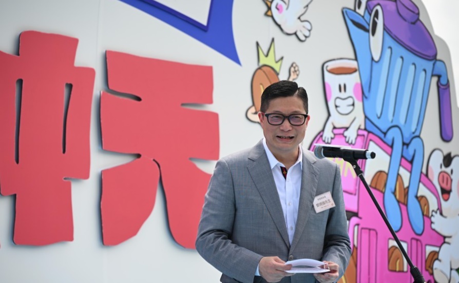 鄧炳強出席青年節活動，談到區議員莊雅婷。蘇正謙攝