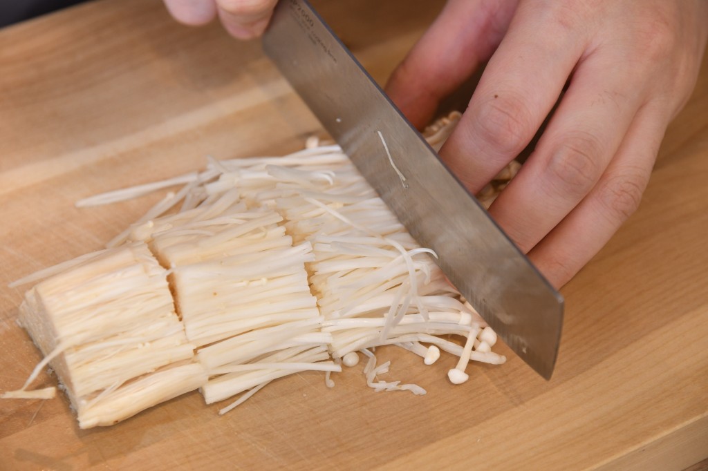 Step 1: 金菇洗净、去蒂及切细段。 Rinse the enoki mushrooms, cut off the stem and cut into small sections.