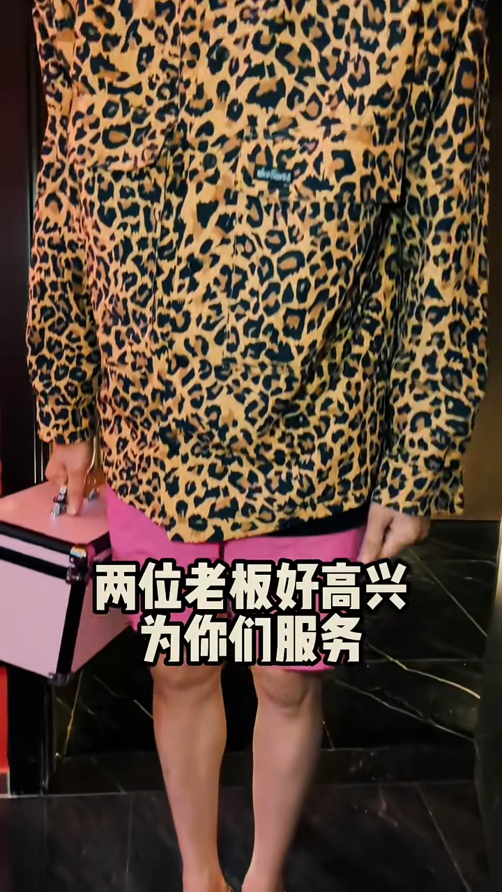 其後,該名「美女」按摩師進門並鞠躬打招呼:「兩位老闆,好高興為你們服務。」 其後,該名「美女」按摩師進門並鞠躬打招呼:「兩位老闆,好高興為你們服務。」
