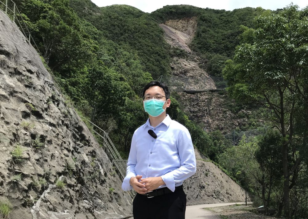 衛卓霆到曾發生嚴重滑坡的西貢西灣路,介紹山泥傾瀉勘測組如何調查山泥傾瀉事故的成因。網上圖片