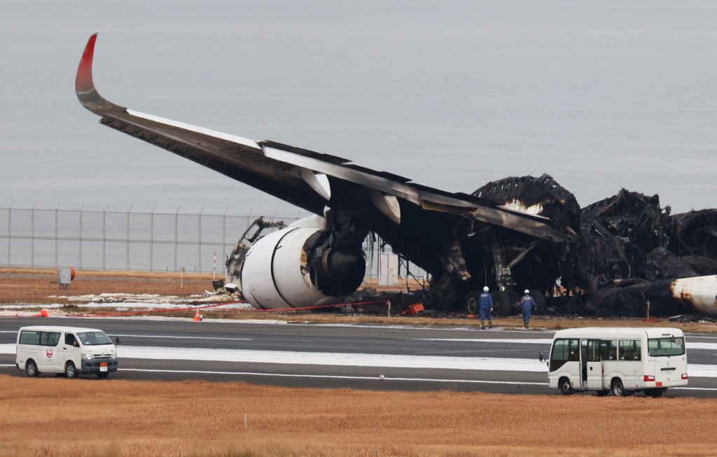 日本航空(JAL) 空中巴士 A350 飛機與一架日本海岸警衛隊飛機相撞後，官員們正在調查。 路透社