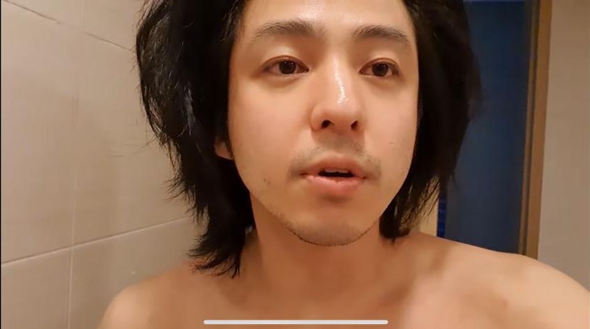 起身時不修邊幅。