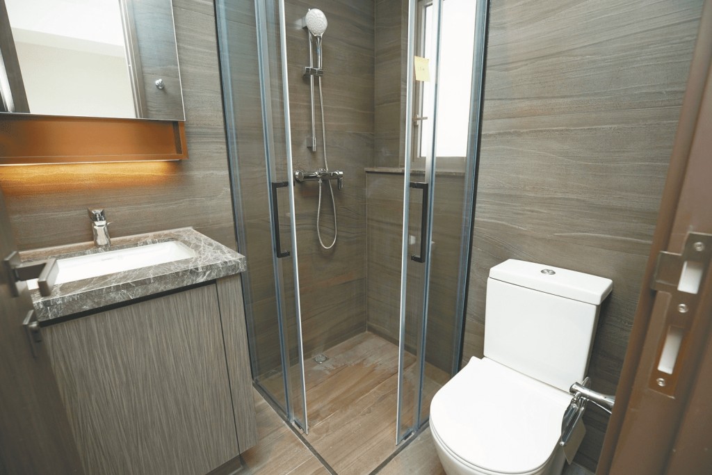 浴室備有獨立淋浴間，打理方便。