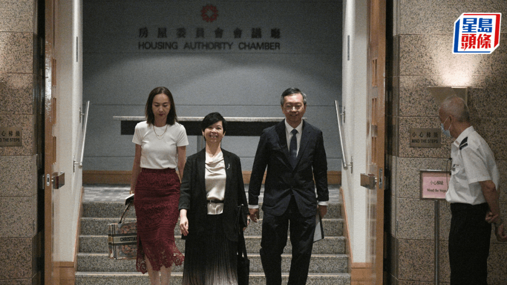 香港房屋委員會今日(28日)舉行周年特別公開會議,房屋局局長、房委會主席何永賢(中)出席。陳浩元攝